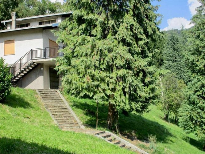 CASA SINGOLA con terreno di mq. 3000 Berbenno