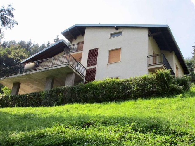 CASA SINGOLA con terreno di mq. 3000 Berbenno