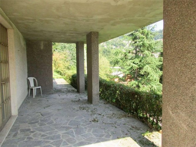 CASA SINGOLA con terreno di mq. 3000 Berbenno