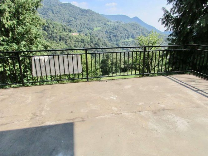 CASA SINGOLA con terreno di mq. 3000 Berbenno