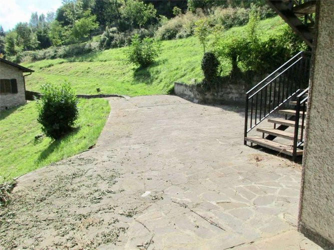 CASA SINGOLA con terreno di mq. 3000 Berbenno