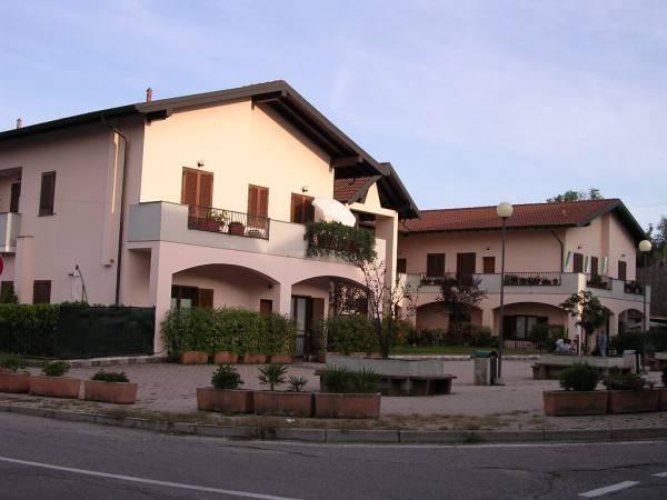 Golasecca (VA) - Posti auto coperti