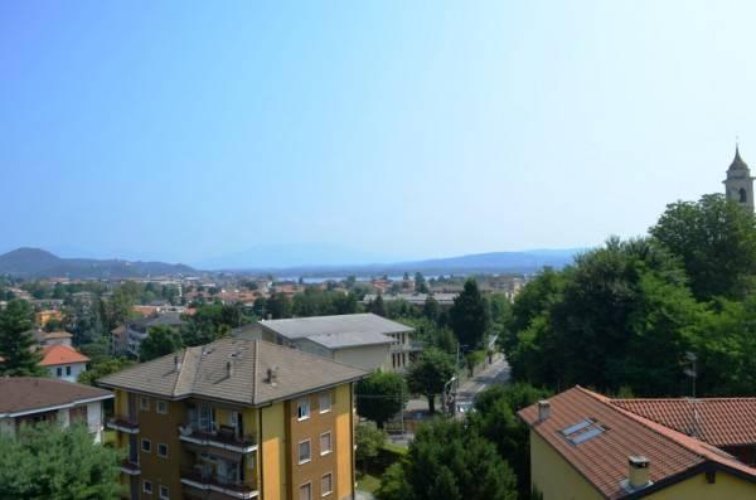 Arona (NO) loc. Mercurago -Incantevole villa a schiera del ' Arona