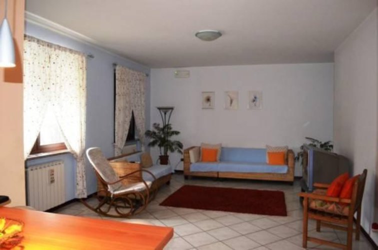 Pombia (NO)  Suggestivo appartamento quadrilocale su due livelli Pombia