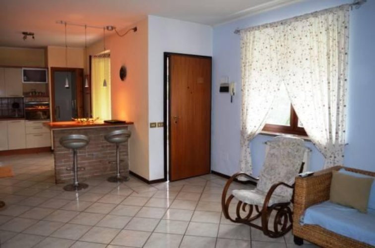 Pombia (NO)  Suggestivo appartamento quadrilocale su due livelli Pombia