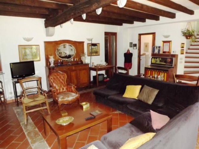 Sesto Calende (VA) - Splendida porzione di cascina di tipo lombardo completamente ristrutturata Sesto calende