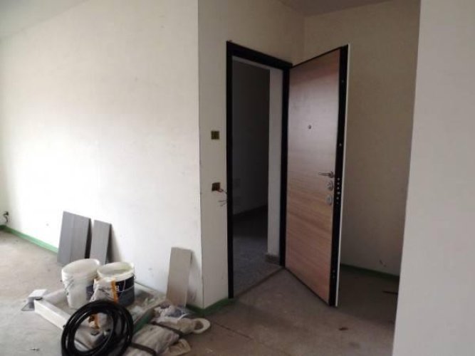 Sesto Calende (VA) - loc. Lisanza. - Appartamento trilocale con giardino