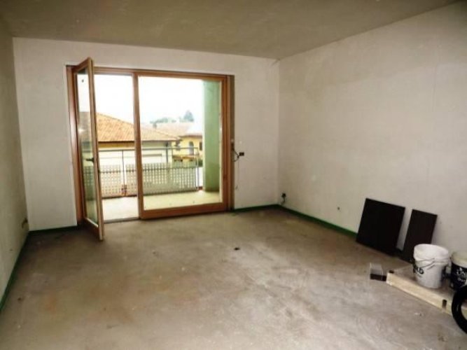 Sesto Calende (VA) - loc. Lisanza. - Appartamento trilocale con giardino Sesto calende