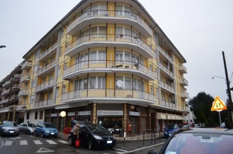 Arona (NO)  Elegante e spazioso appartamento quadrilocale