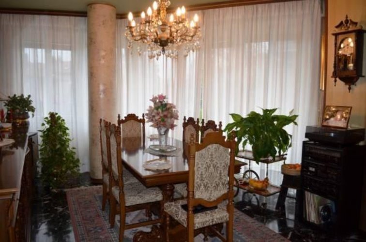 Arona (NO)  Elegante e spazioso appartamento quadrilocale Arona