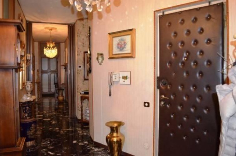 Arona (NO)  Elegante e spazioso appartamento quadrilocale Arona