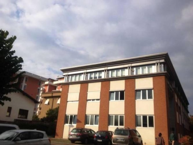 Angera (VA)  Ampio locale direzionale / uffici