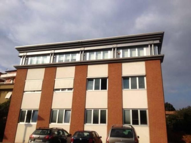 Angera (VA)  Ampio locale direzionale / uffici Angera