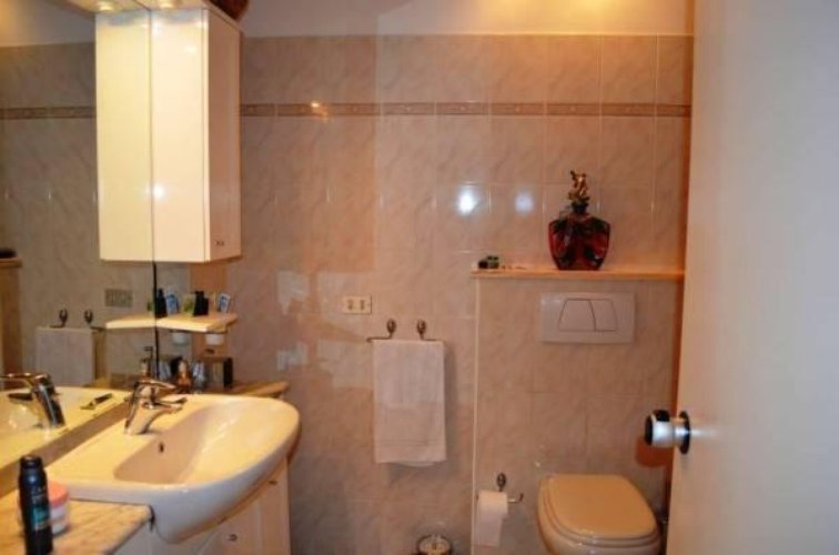 Sesto Calende (VA) - Ampio bilocale trasformabile in trilocale, immerso nel verde Sesto calende