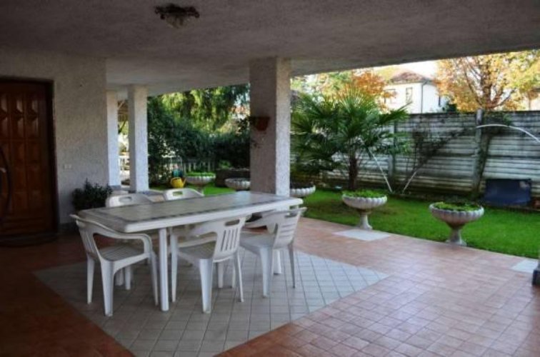 Gallarate (VA) loc. Caiello  Ampia e comoda villa singola Gallarate