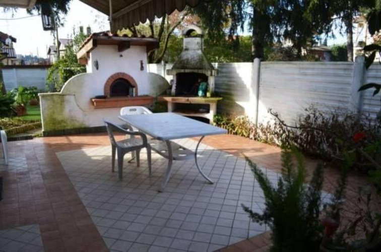 Gallarate (VA) loc. Caiello  Ampia e comoda villa singola Gallarate