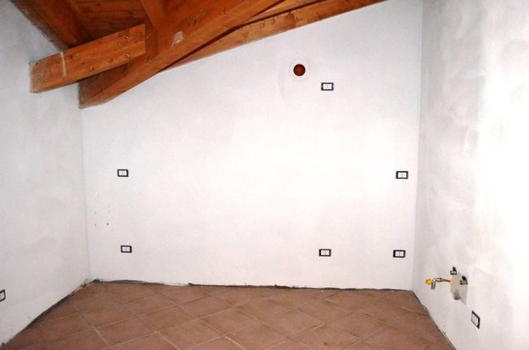 Sesto Calende (VA)  Appartamento trilocale mansardato Sesto calende