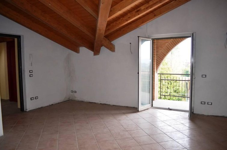 Sesto Calende (VA)  Appartamento trilocale mansardato Sesto calende