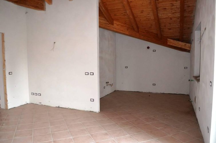 Sesto Calende (VA)  Appartamento trilocale mansardato Sesto calende