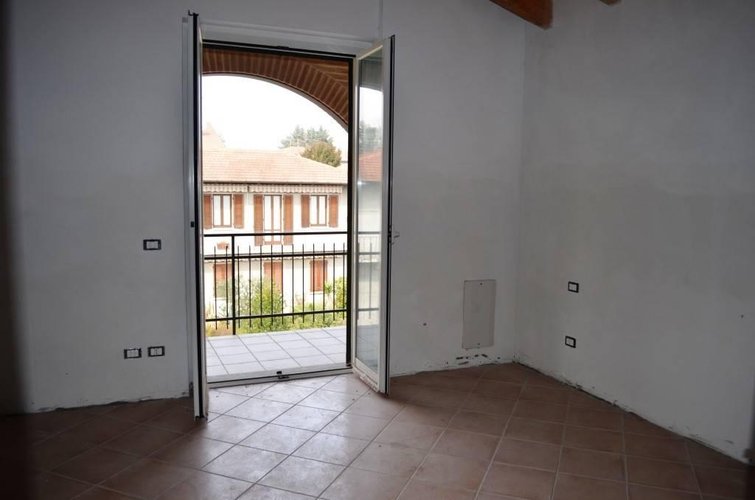 Sesto Calende (VA)  Appartamento trilocale mansardato Sesto calende