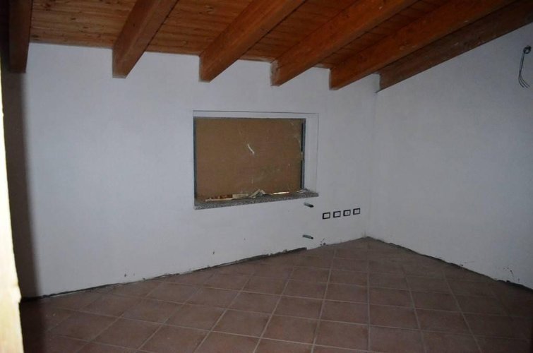 Sesto Calende (VA)  Appartamento trilocale mansardato Sesto calende