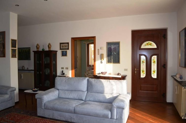 Varallo Pombia (NO)  Villa singola dotata di ampi spazi interni Varallo Pombia