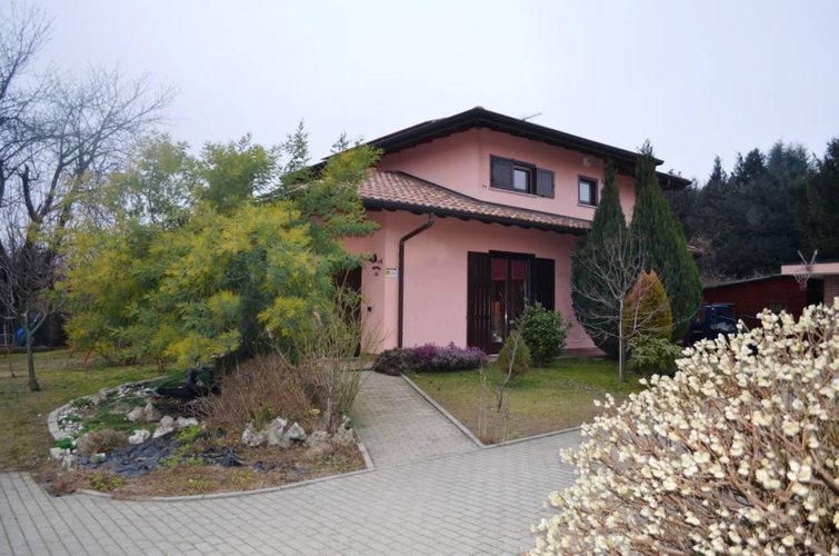 Varallo Pombia (NO)  Splendida villa singola dotata di ampi spazi interni