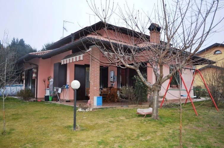 Varallo Pombia (NO)  Splendida villa singola dotata di ampi spazi interni Varallo Pombia