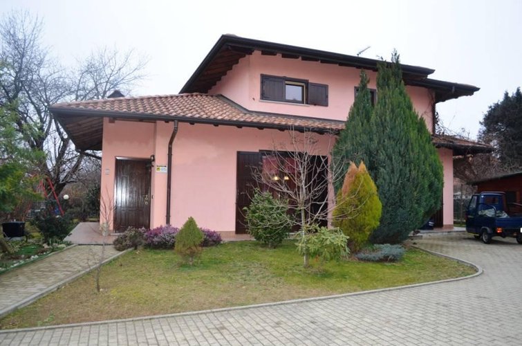 Varallo Pombia (NO)  Splendida villa singola dotata di ampi spazi interni Varallo Pombia