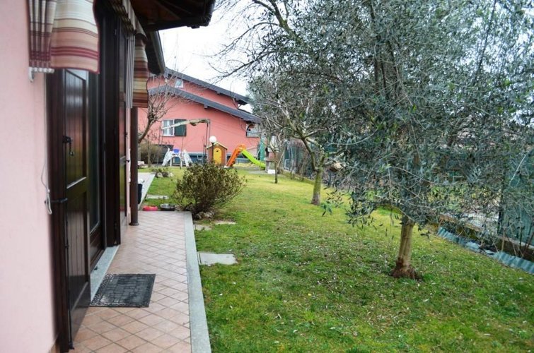 Varallo Pombia (NO)  Splendida villa singola dotata di ampi spazi interni Varallo Pombia