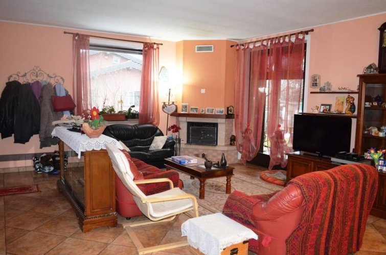 Varallo Pombia (NO)  Splendida villa singola dotata di ampi spazi interni Varallo Pombia