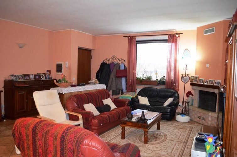 Varallo Pombia (NO)  Splendida villa singola dotata di ampi spazi interni Varallo Pombia