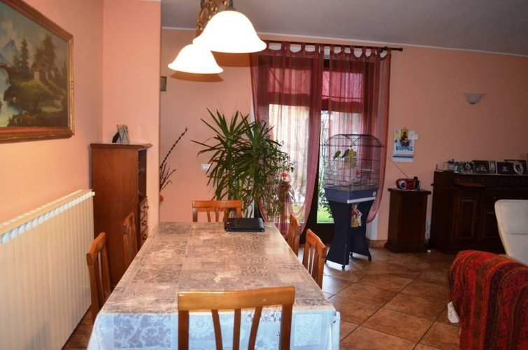 Varallo Pombia (NO)  Splendida villa singola dotata di ampi spazi interni Varallo Pombia