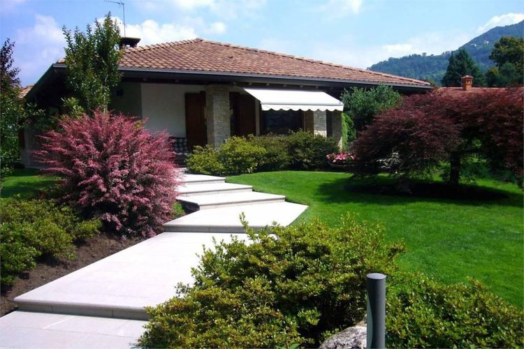 VILLA SINGOLA con ampio giardino privato