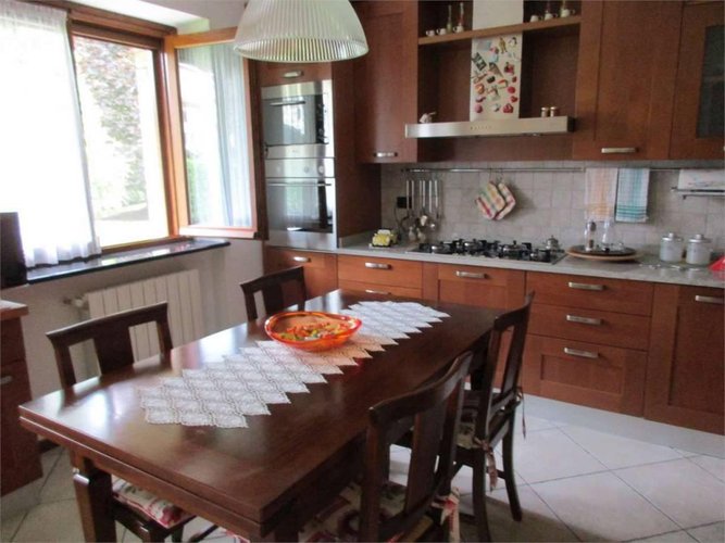 VILLA SINGOLA con ampio giardino privato Capizzone