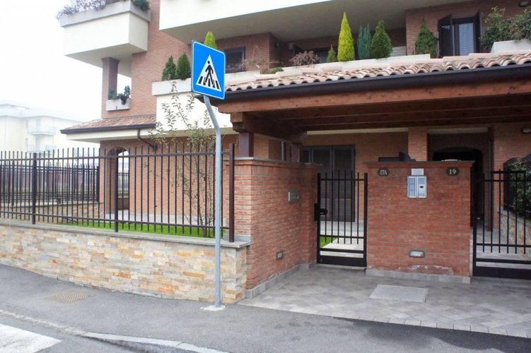 4 LOCALI CON TAVERNA, GIARDINO E INGESSO INDIPENDENTE Carugate