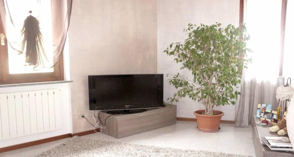 TRE LOCALI IN CENTRO PAESE Trezzano Rosa