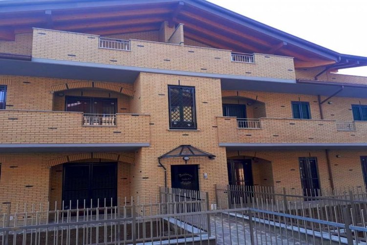 TRE LOCALI IN CLASSE "A" CON GIARDINO E TAVERNA Carugate