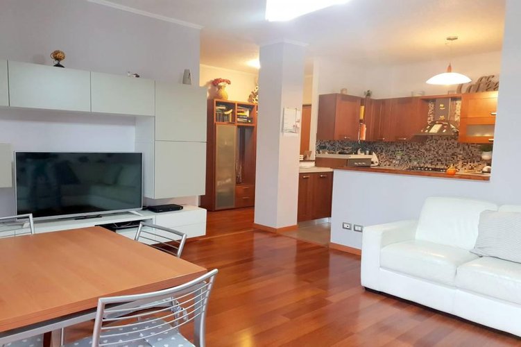 AMPIO TRE LOCALI ULTIMO PIANO