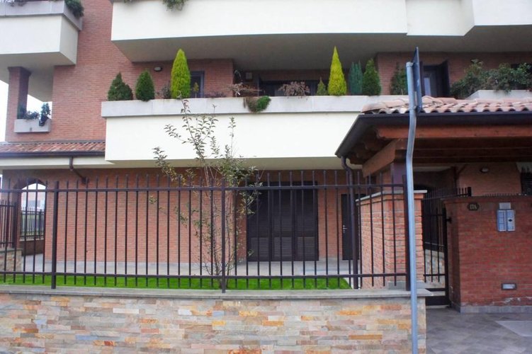 4 LOCALI CON TAVERNA, GIARDINO E INGESSO INDIPENDENTE Carugate