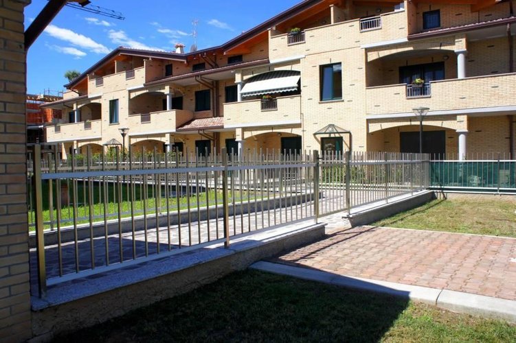 TRE LOCALI IN CLASSE "A" CON GIARDINO E TAVERNA Carugate