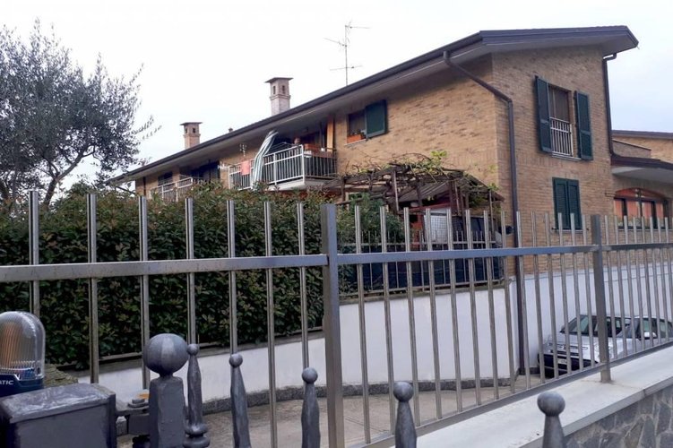 TRE LOCALI IN MINIPALAZINA ZONA GINESTRINO Carugate