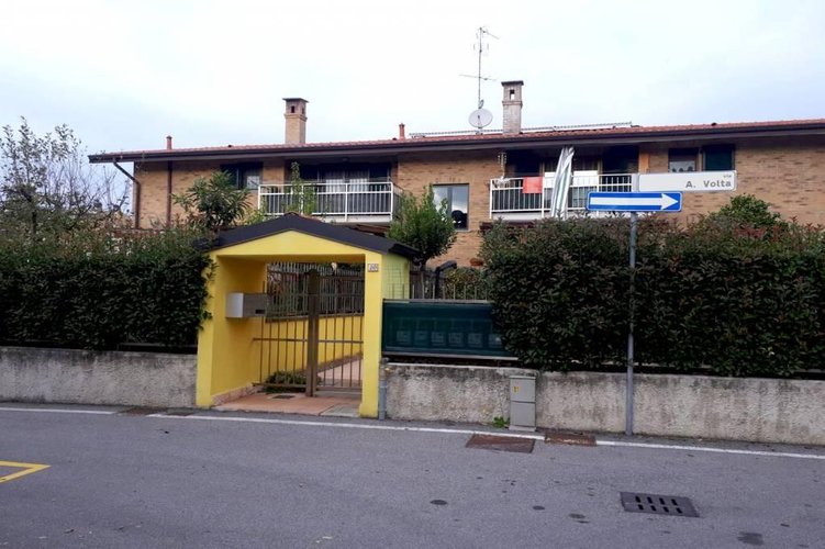 TRE LOCALI IN MINIPALAZINA ZONA GINESTRINO Carugate