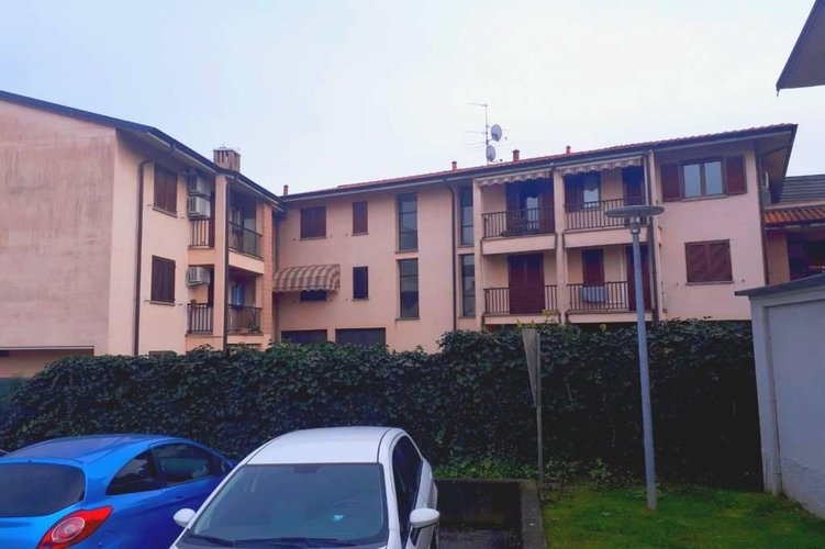 TRE LOCALI CON DOPPI SERVIZI IN CENTRO PAESE Masate