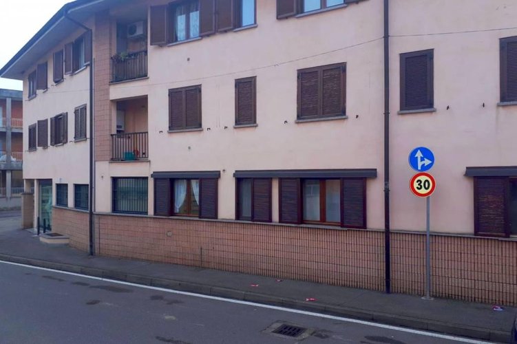 TRE LOCALI CON DOPPI SERVIZI IN CENTRO PAESE Masate