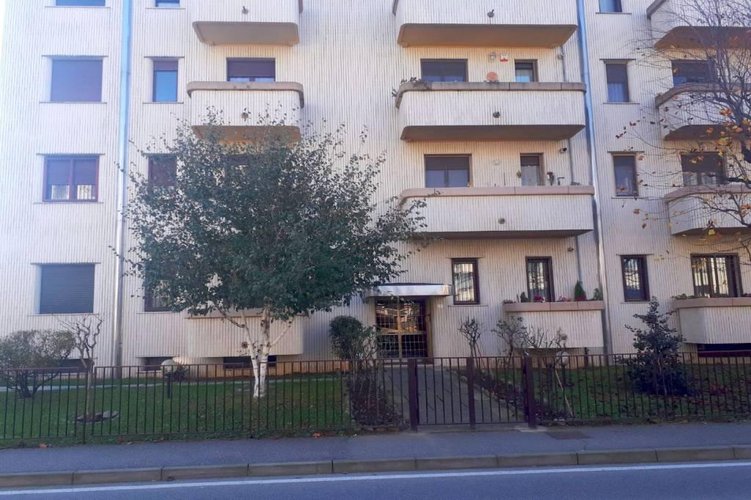 TRE LOCALI - ULTIMO PIANO!! Carugate