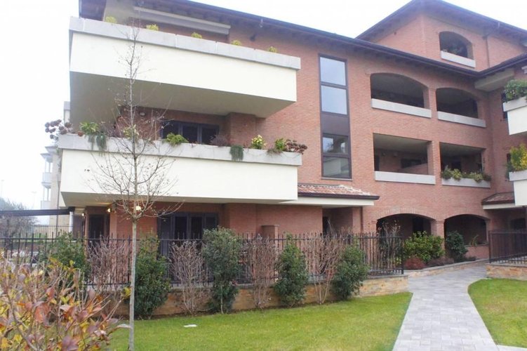 4 LOCALI CON TAVERNA, GIARDINO E INGESSO INDIPENDENTE Carugate