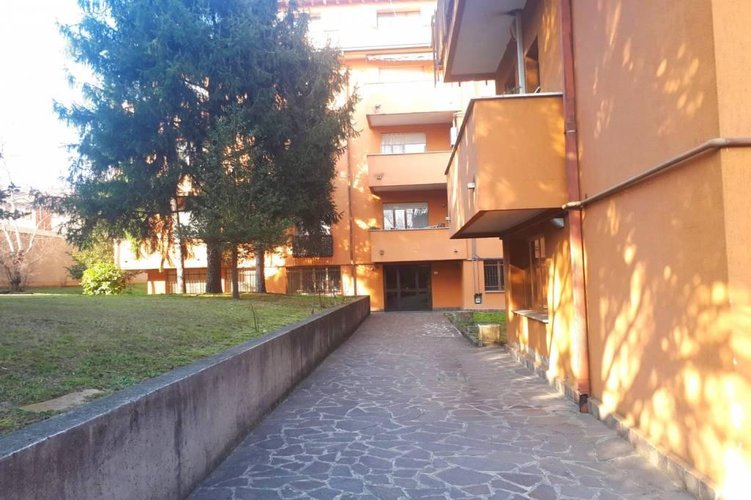 TRE LOCALI CON CUCINA ABITABILE Carugate