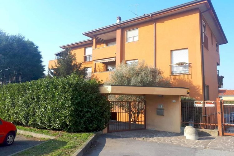 TRE LOCALI CON CUCINA ABITABILE Carugate