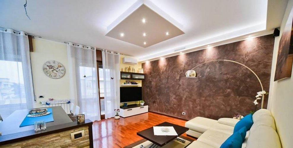 TRE LOCALI APPENA RISTRUTTURATO ULTIMO PIANO Carugate